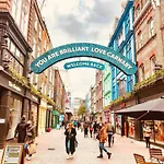 2-Bed Flat On The Lively Old Compton St - Soho!