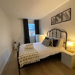 2-Bed Flat On The Lively Old Compton St - Soho!