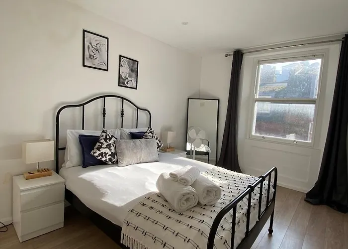 2-Bed Flat On The Lively Old Compton St - Soho!