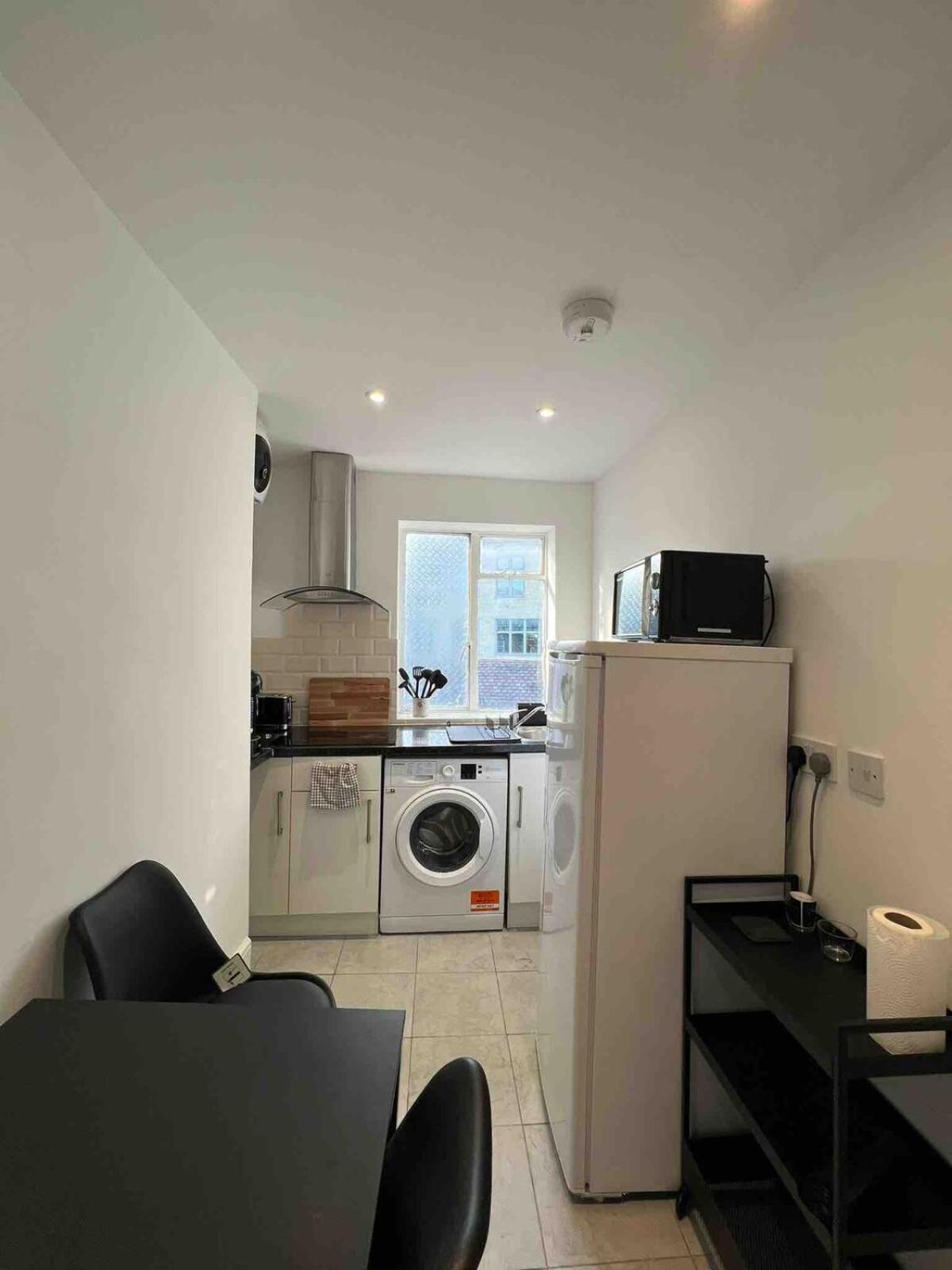 2-bed Flat On The Lively Old Compton St - Soho! * Londra