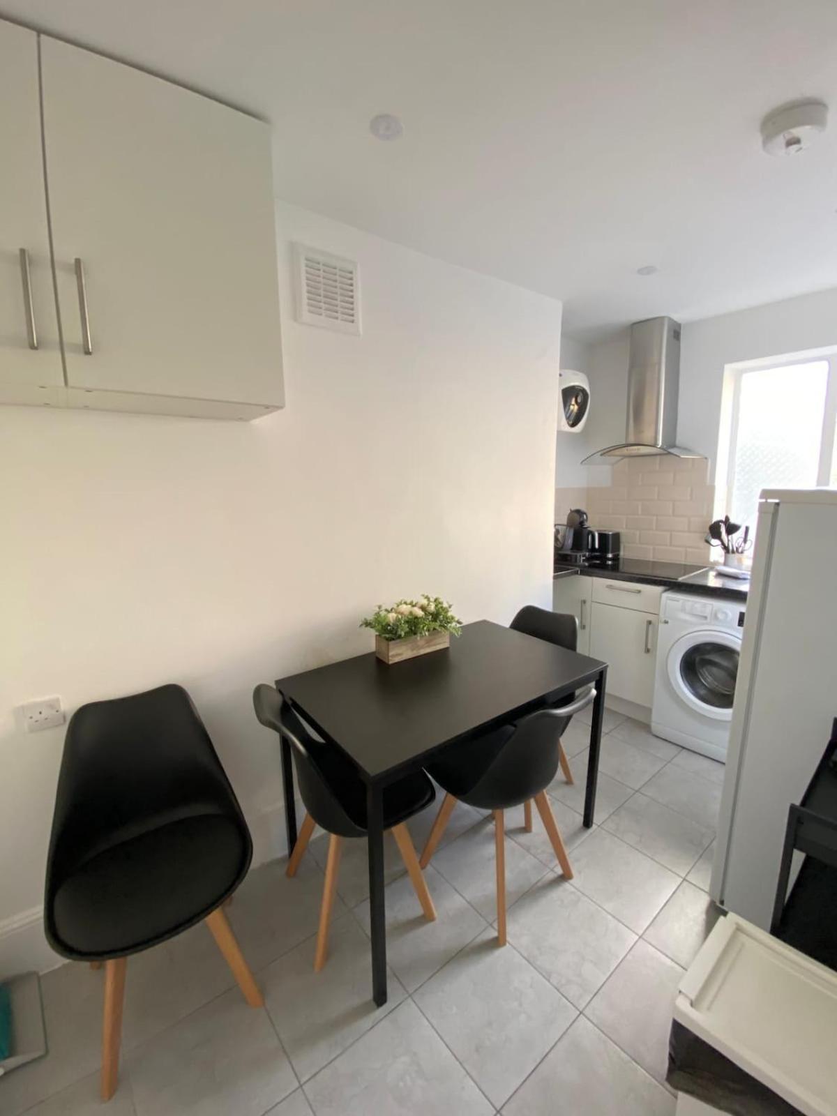 2-bed Flat On The Lively Old Compton St - Soho! * Londra