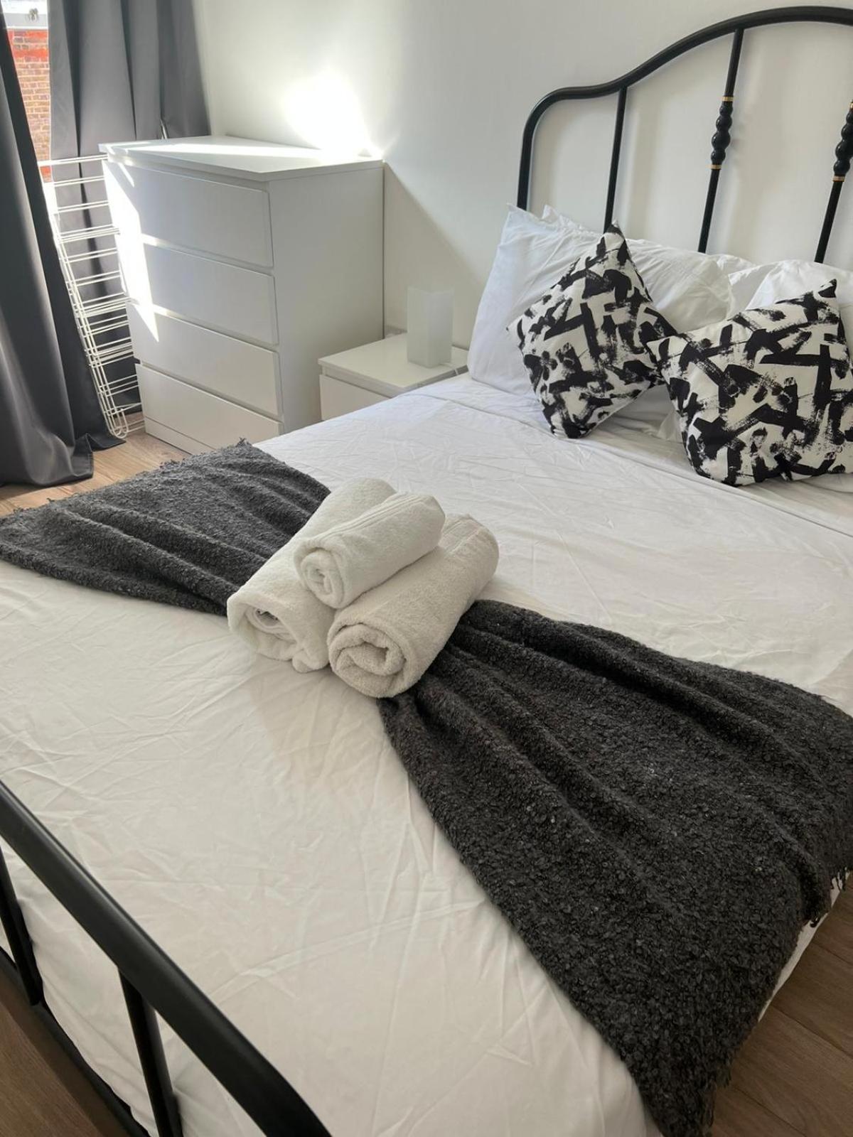 2-bed Flat On The Lively Old Compton St - Soho! Londra
